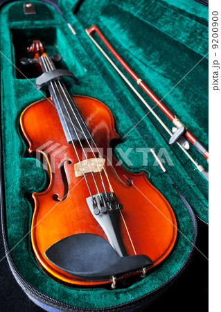 fiddle with bow in green velvet box 9200900