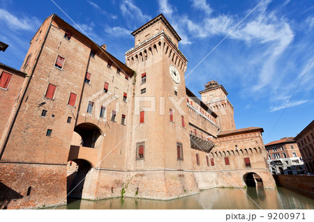 moat and The Castle Estense in Ferrara in sunny day moat and The Castle Estense in Ferrara in sunny day 9200971
