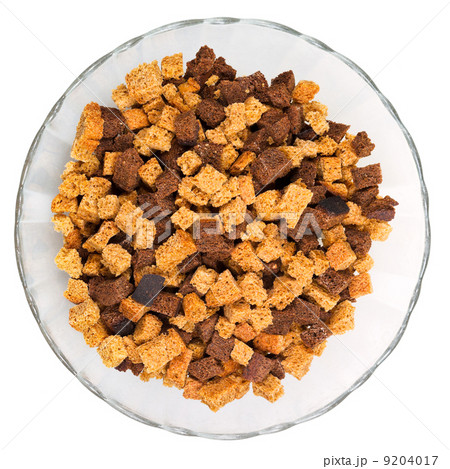 dried rye bread pieces in glass bowl 9204017
