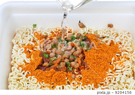 cooking of instant noodles in foam cup 9204156