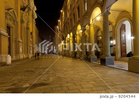 via Altabella in Bologna, Italy at night via Altabella in Bologna, Italy at night 9204544