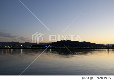 夕暮れの眉山と吉野川 夕暮れの眉山と吉野川 9204915
