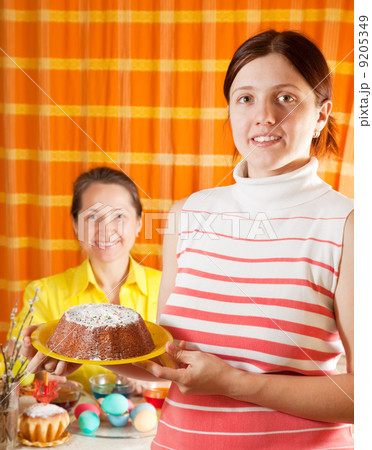 women are preparing for Easter 9205349