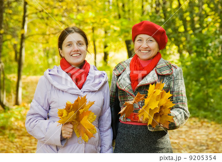 elderly woman and her adult daughter elderly woman and her adult daughter 9205354