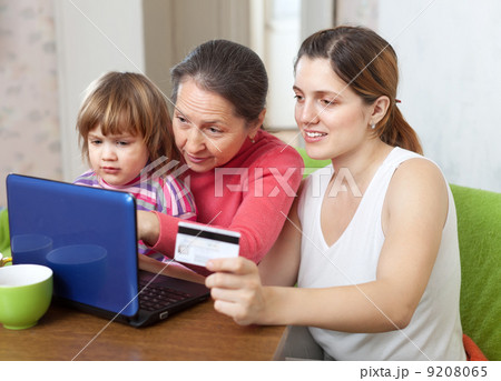 Women and child shopping online 9208065