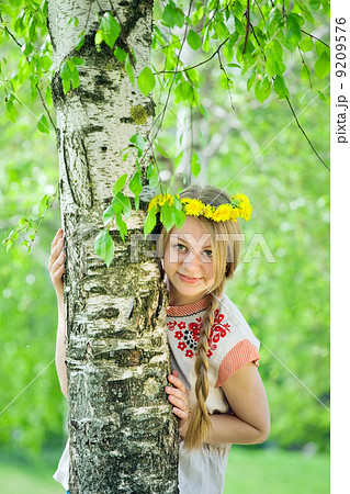 girl in traditional clothes 9209576