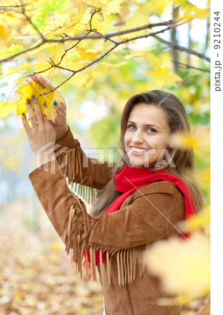 girl in autumn park 9210244