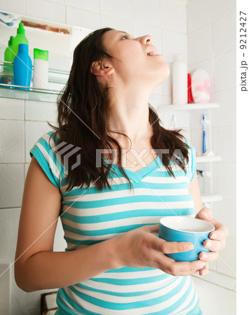 illness girl gargles her throat 9212427