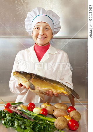 Cook woman with carp 9213907