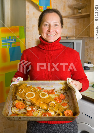 woman with cooked fish 9213985
