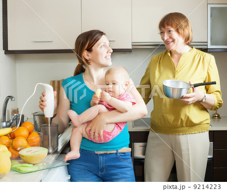 Happy family cooking fruit puree 9214223