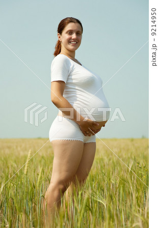 8 months pregnant woman 8 months pregnant woman 9214950