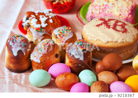 Easter cakes and eggs 9218367
