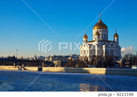 Christ the Savior Cathedral at Moscow in winter 9221596