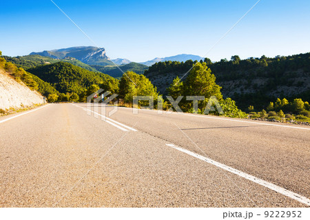 asphalt road through mountains 9222952