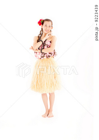 ハワイの民族衣装を着てフラダンスを踊るミドルの日本の女性の写真素材