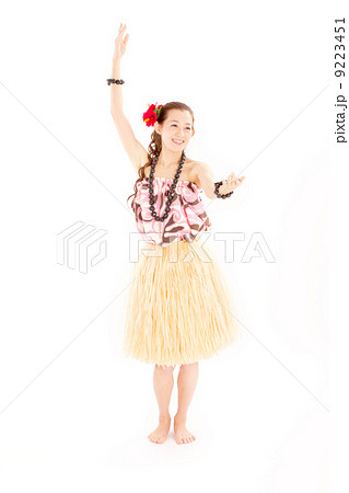 ハワイ伝統のフラダンスを楽しそうに踊る若い日本の女性 ハワイ伝統のフラダンスを楽しそうに踊る若い日本の女性 9223451