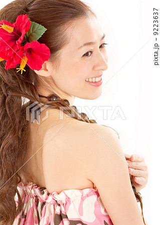 ハワイのセクシーなフラの民族衣装を着て後ろを振り向く可愛い女性の写真素材