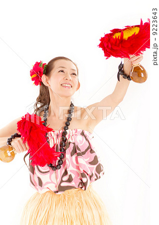 フラの楽器ウリウリを両手に持って楽しそうに踊る綺麗な日本の女性の ...