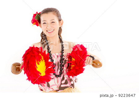 胸の前でハワイのウリウリを振るフラダンスを楽しむ女性の写真素材