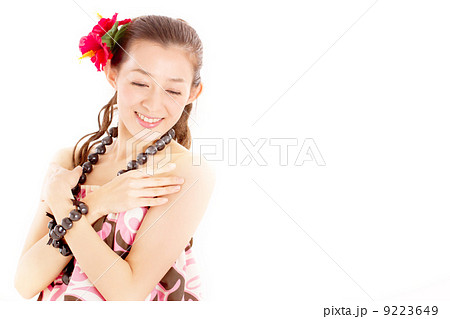 南国の雰囲気たっぷりのフラの衣装を着た笑顔の女性 南国の雰囲気たっぷりのフラの衣装を着た笑顔の女性 9223649
