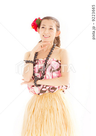 南国の雰囲気たっぷりなハワイの民族衣装を身にまといフラを楽しむ女性の写真素材