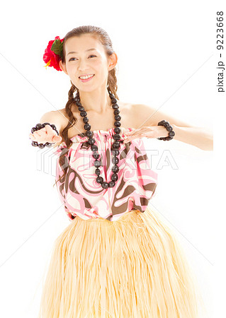ククイやパウスカートなどハワイの伝統衣装を着てフラダンスを踊る日本美人の写真素材