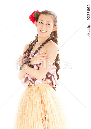 ひらひらのパウスカートにセクシーなノースリーブでフラダンスを踊る