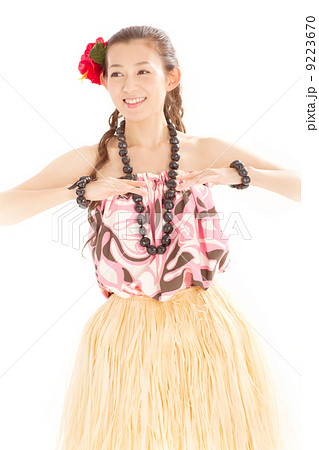 両手を胸の前に添えて楽しそうにフラダンスをする爽やかな日本の女性 両手を胸の前に添えて楽しそうにフラダンスをする爽やかな日本の女性 9223670
