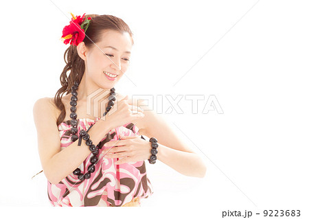 大きなハイビスカスの髪飾りが華やかなフラダンスをするキュートな日本の女の子 大きなハイビスカスの髪飾りが華やかなフラダンスをするキュートな日本の女の子 9223683