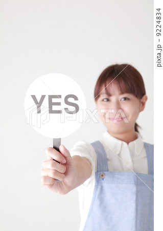 まるばつゲームをするエプロン姿の女性 9224834