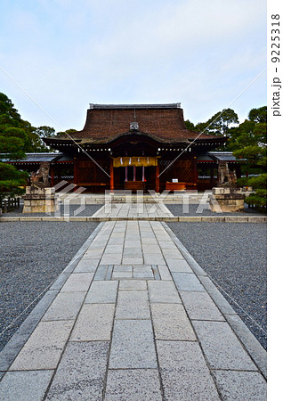 城南宮の本殿・参道(京都市伏見区中島鳥羽離宮町) 城南宮の本殿・参道(京都市伏見区中島鳥羽離宮町) 9225318
