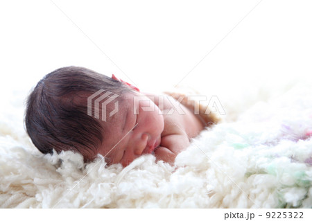 生後1週間の赤ちゃん 9225322