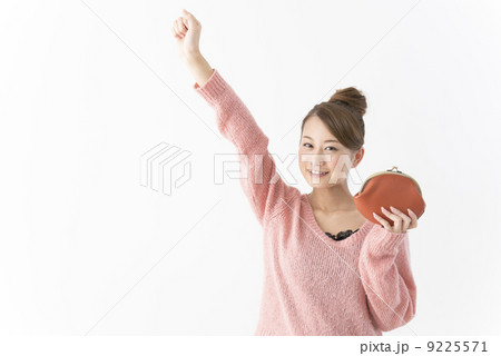 がま口財布を持つ女性 9225571