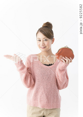 がま口財布を持つ女性 9225582