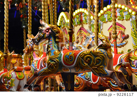 オリエンタルなメリーゴーランド(木馬アップ) オリエンタルなメリーゴーランド(木馬アップ) 9226117