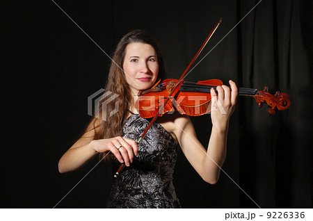 Beautiful violinist 9226336