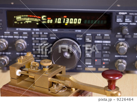 古い電鍵と無線機 9226464