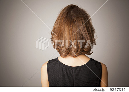 ミディアムヘアの女性 9227355