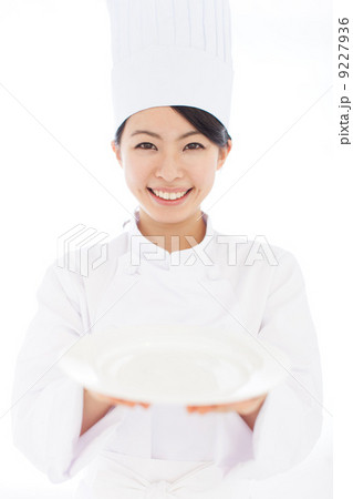 お皿を持った女性 お皿を持った女性 9227936