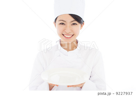 お皿を持った女性 9227937