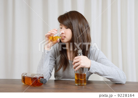 アルコール中毒の若い女性 9228164