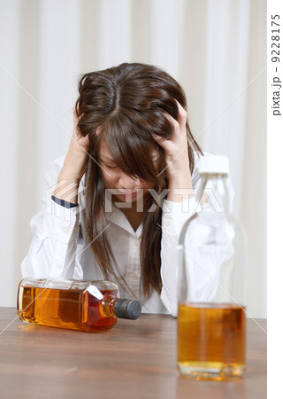 アルコール中毒の若い女性 アルコール中毒の若い女性 9228175