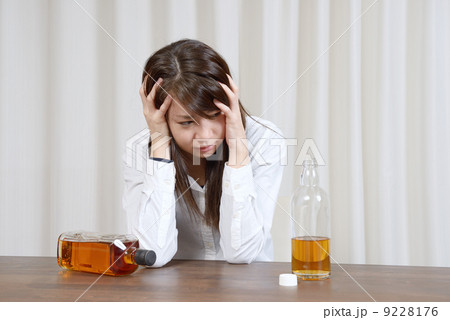 アルコール中毒の若い女性 9228176