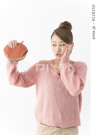 がま口財布を持つ女性 9228350