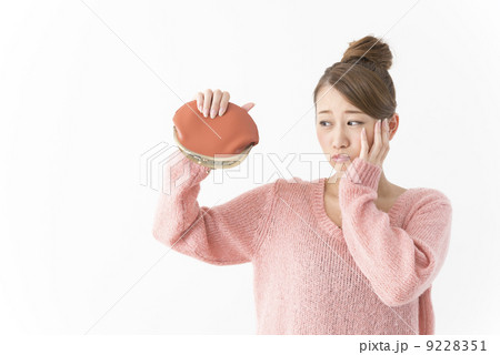 がま口財布を持つ女性 9228351
