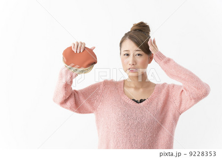 がま口財布を持つ女性 9228353