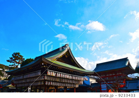 八坂神社の「舞殿(左)」･「南楼門(右)」（八坂神社／京都市東山区祇園町） 9233433