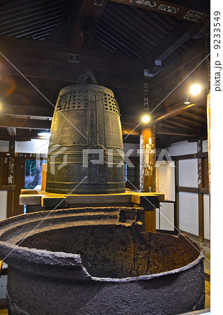 弁慶の引摺鐘(奥)」・「弁慶の汁鍋(手前)」（三井寺(園城寺)／滋賀県