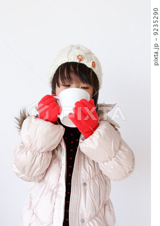 ミルクを飲む女の子 9235290